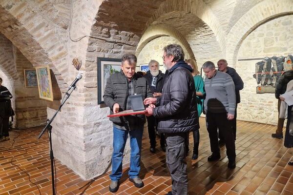 Награду Јелене Лалић Груловић, вероучитењке из Кистања, примио је Божо Шуша Награду Јелене Лалић Груловић, вероучитењке из Кистања, примио је Божо Шуша - Sputnik Србија