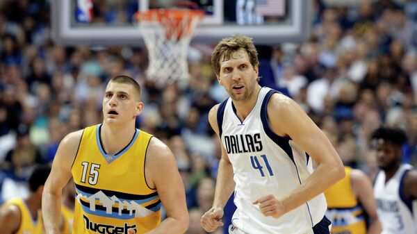 Nikola Jokić i Dirk Novicki Nikola Jokić i Dirk Novicki - Sputnik Srbija