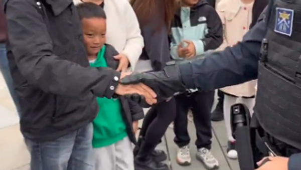 У Кини тестиран прототип електро-шок рукавице /видео/