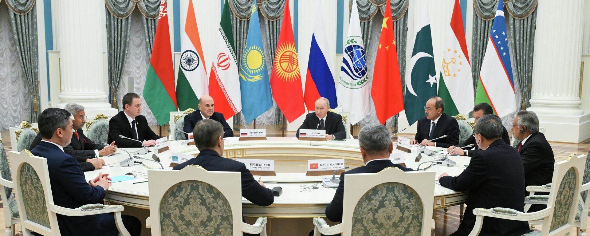 Председник Русије Владимир Путин са шефовима делегација Савета влада држава-чланица ШОС-а - Sputnik Србија, 1920, 18.11.2025