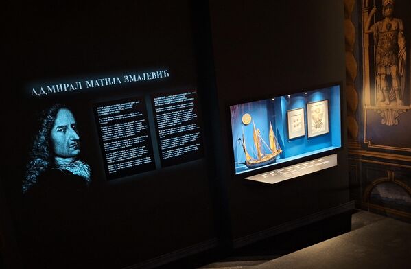 Jedan od njih je iskusan moreplovac Matija Zmajević iz Perasta koji je 1712. stupio u službu Petra Velikog. Učestvovao je u pomorskim bitkama tokom Severnog rata, gde je ispoljio veliku hrabost i pomorsko umeće, te je nakon nekoliko godina vojevanja stekao čin kontraadmirala - Sputnik Srbija