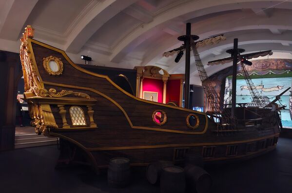 Pobedom u ratovima protiv Švedske i Osmanskog carstva, car je  obezbedio Rusiji izlaz na Baltičko i Kaspijsko more i značajno proširio teritoriju zemlje. Iz tog razloga centralno mesto izložbe zauzima maketa jedrenjaka &quot;Orel&quot; koji simbolizuje nastanak Ruske imperije i ulogu Petra Velikog kao &quot;kapetana“ modernizacije. - Sputnik Srbija