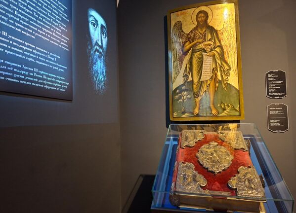 Iz razrušenih i poharanih srpskih svetinja, put Rusije odlazile su crkvene delegacije ne bi li od ruskih vladara i ruskog naroda izmolili pomoć. Neretko, vraćali su se sa crkvenim knjigama, ikonama i vrednim relikvijama poput, ovde izloženog, Prestonog jevanđelja okovanog srebrom - Sputnik Srbija