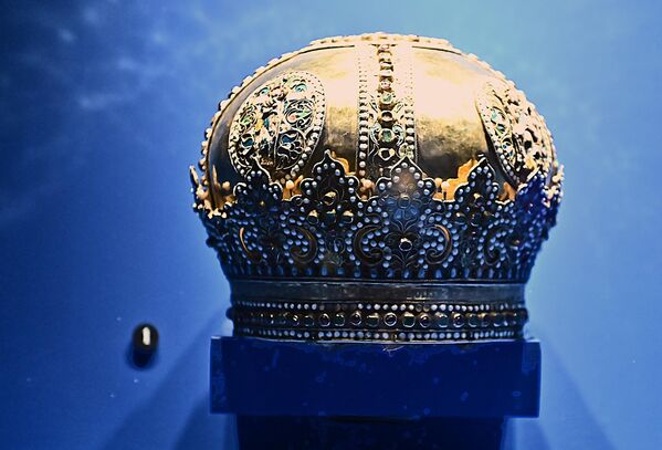 Žive veze sa Rusijom održavao je i patrijarh Arsenije III Crnojević čija je mitra, koju je Patrijarh 1697. dobio od grada Moskve, deo postavke.  - Sputnik Srbija