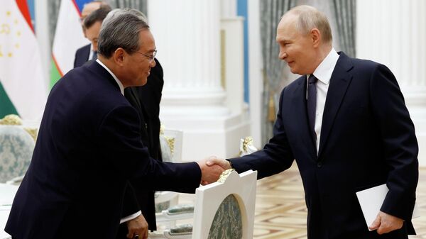 Kremelj zanikal udeležbo na pogovorih v Turčiji, Putin pohvalil kitajskega premierja