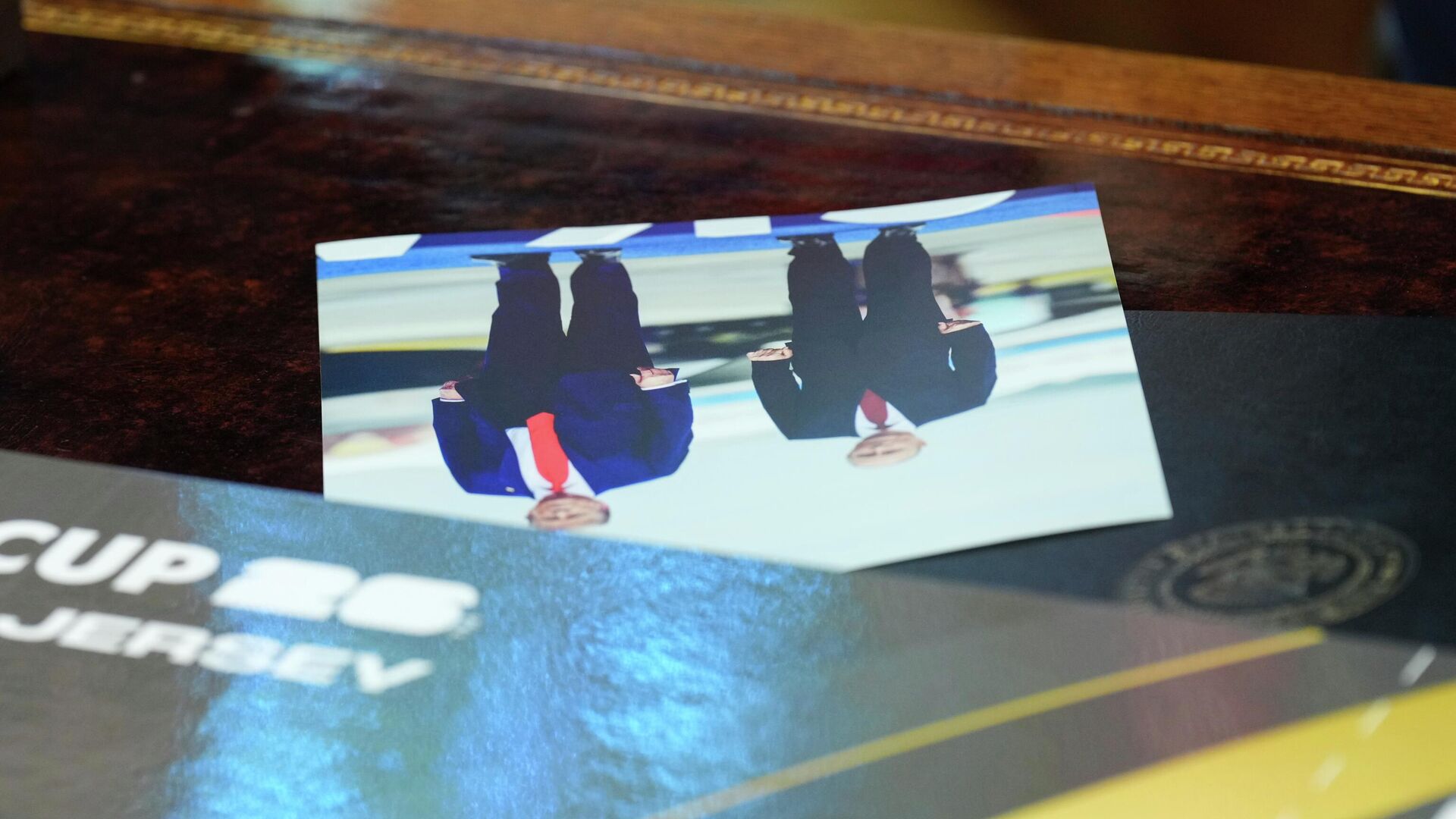 Slika na kojoj su Vladimir Putin i Donald Tramp u Ovalnom kabinetu Slika na kojoj su Vladimir Putin i Donald Tramp u Ovalnom kabinetu - Sputnik Srbija, 1920, 18.11.2025