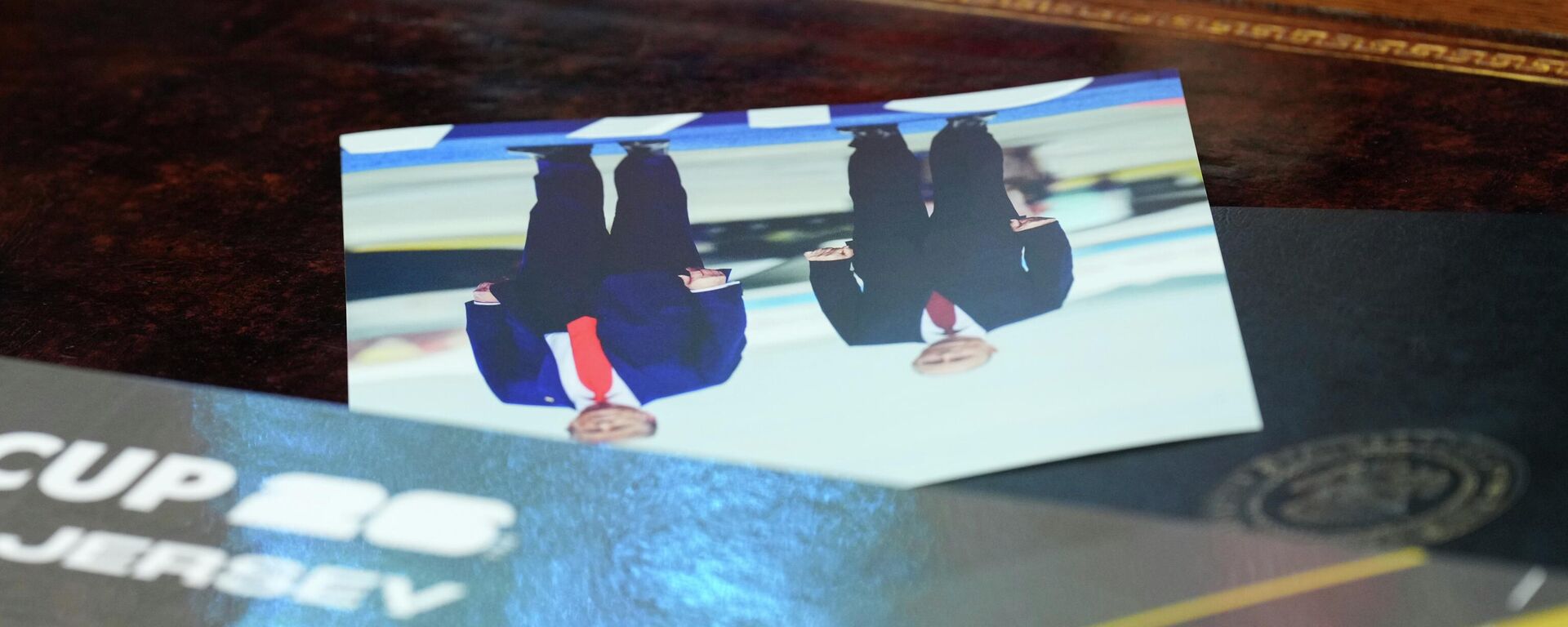 Слика на којој су Владимир Путин и Доналд Трамп у Овалном кабинету Слика на којој су Владимир Путин и Доналд Трамп у Овалном кабинету - Sputnik Србија, 1920, 18.11.2025