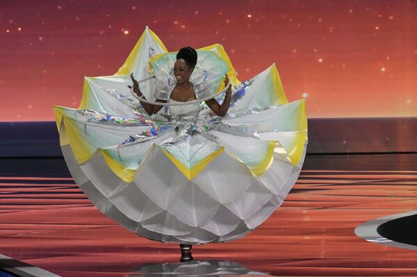 Zanimljiva kreacija u kojoj se pojavila mis Ruande Solanž Keite ostavila je utisak na publiku. - Sputnik Srbija