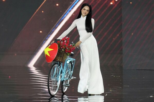Svedena elegancija mis Vijetnama Huong Đang Ngujen sa prepoznatljivim simbolima - tradicionalnim vijetnamskim šeširom i biciklom. - Sputnik Srbija