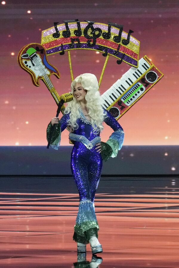 Mis Švedske Danijela Lundkvist u kostimu inspirisanim čuvenom švedskom pop grupom ABBA.  - Sputnik Srbija