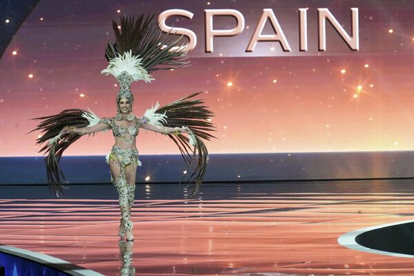 Mis Španije Andrea Valero nastupila je u kostimu sa motivom prisutnim na španskoj zastavi - simbolom orla, poznatom kao &quot;španski orao&quot; ili &quot;orao svetog Jovana&quot;. - Sputnik Srbija