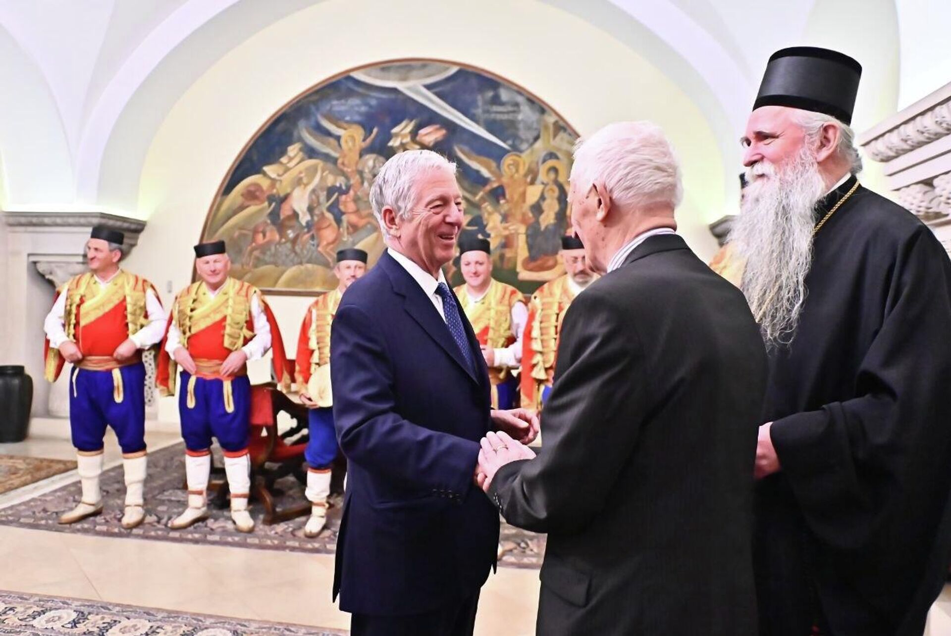 Принц Александар Други, академик Матија Бећковић и митрополит Јоаникије на изложби Принц Александар Други, академик Матија Бећковић и митрополит Јоаникије на изложби - Sputnik Србија, 1920, 19.11.2025