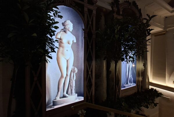 Na Petrov zahtev, Raguzinski je nabavio mermerne statue iz Italije za Letnju baštu, uključujući i Tauridsku Veneru. Izložbena postavka je obogaćena replikom Letnjeg vrta sa skulpturama iz zbirke Ermitaža  - Sputnik Srbija