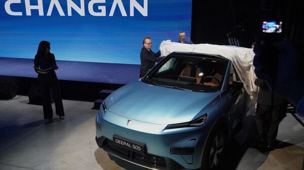 Кинески „Чанган“ стигао у Србију, представљена два модела електричних аутомобила. - Sputnik Србија