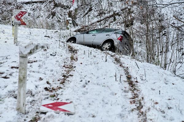 Један од аутомобила који су због поледице слетели са пута. - Sputnik Србија
