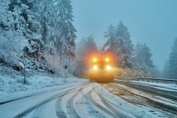 Велике количине снега су успориле саобраћај. - Sputnik Србија
