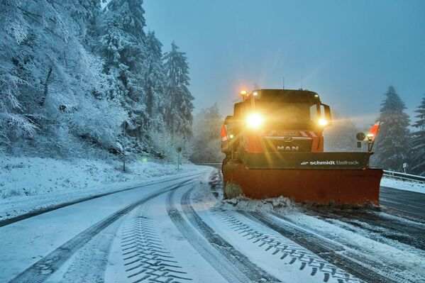 Чишћење снега близу Франкфурта.  - Sputnik Србија
