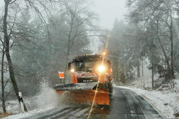 Екипе за зимско одржавање већ су биле у пуном јеку због ниских температура. - Sputnik Србија