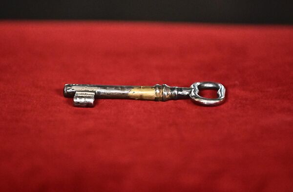 Posle  osvećenja crkve i završetka svečanosti, mitropolit Dožić želeo je da ključ kapele uruči kralju, ali je on to odbio, smatrajući da ključ treba da bude u mitropoliji na Cetinju. - Sputnik Srbija