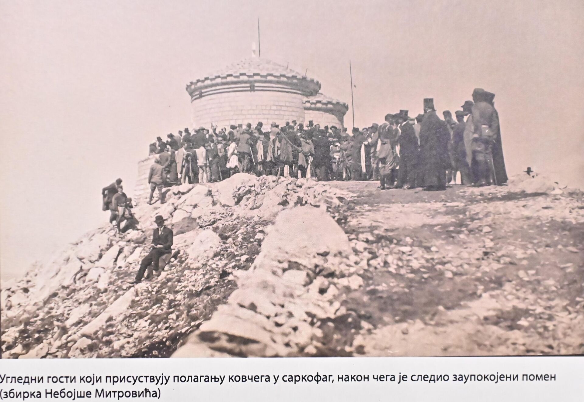 Tačno u podne, 21. septembra, na Lovćen je stigao kovčeg sa Njegoševim kostima. Kovčeg su u obnovljenu Kapelu uneli kralj Aleksandar Karađorđević, članovi Vlade i mitropolit Gavrilo sa episkopima bitoljskim, timočkim i čehoslovačkim.  - Sputnik Srbija, 1920, 13.03.2026