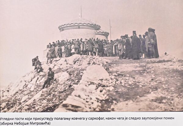 Tačno u podne, 21. septembra, na Lovćen je stigao kovčeg sa Njegoševim kostima. Kovčeg su u obnovljenu Kapelu uneli kralj Aleksandar Karađorđević, članovi Vlade i mitropolit Gavrilo sa episkopima bitoljskim, timočkim i čehoslovačkim.  - Sputnik Srbija