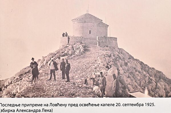 Kapela na Lovćenu  je sa malim oštećenjem preživela Drugi svetski rat, da bi voljom crnogorskih posleratnih vlasti 1974 godine bila porušena, a na njenom mestu podignut mermerni mauzolej po projektu Ivana Meštrovića - Sputnik Srbija