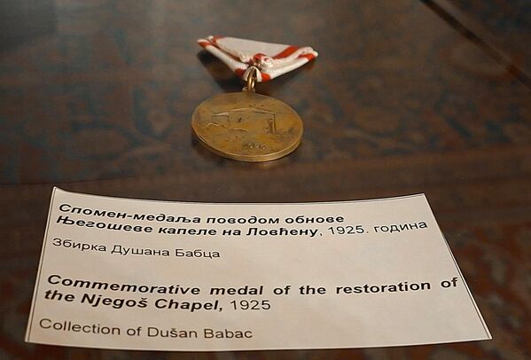  Mi Aleksandrar I, Kralj Srba, Hrvata i Slovenaca, praunuk Karađorđa Petrovića, vođe i početnika oslobođenja Srbije, unuk Kneza Aleksandra Karađorđevića, i sin Petra I velikoga oslobodioca i ujedinitelja našega naroda, i Knjeginje Zorke Petrović Njegoš, obnovismo ovaj sveti hram.....  deo je teksta, zlatnim slovima urezanim na mramornoj ploči na ulazu u kapelu - Sputnik Srbija