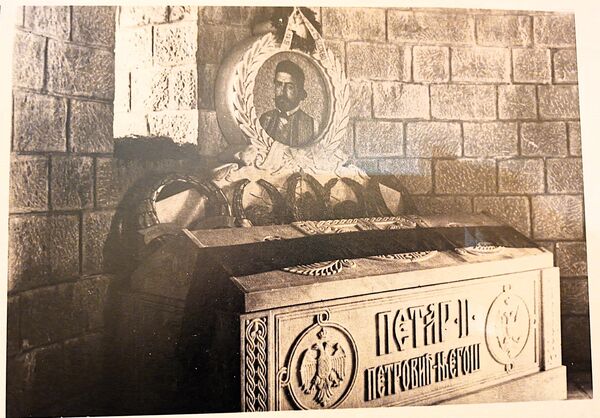 Usled vremenskih neprilika ali i bojazni da bi Turci mogli oskrnaviti grob, vladika je sahranjen u Cetinjskom manastiru, da bi nakon 4. godine njegovi posmrtni ostaci bili položeni u kapelu na vrh Lovćena. - Sputnik Srbija