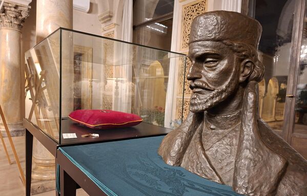 Vladika Petar Petrović Njegoš umro je 19/31. oktobra 1851. godine, „na ustavke Lučina dne“, kako u pismu Vuku Karadžiću od 10/22. novembra piše Vuk Popović, sveštenik u Kotoru. Sveštenik navodi i to da je vladika pokopan tri dana kasnije u „najljepšoj odeždi koji mu je ruska carica poklonila“ - Sputnik Srbija