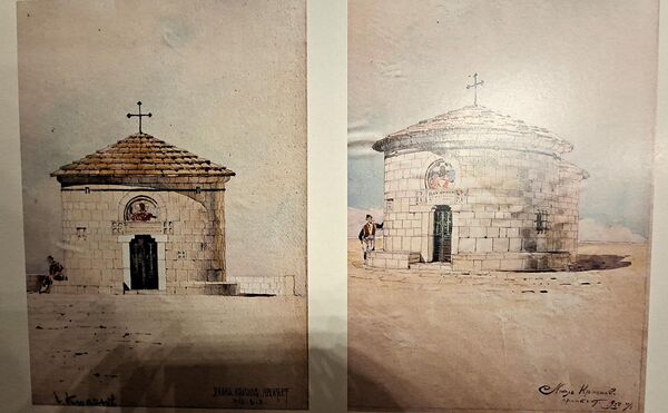 Nad ulaznim vratima oslikana je ikona svetog Đorđa. U unutrašnjosti, naslikane na mramornim pločama, nalaze se ikone svetoga Petra Cetinjskog, svetoga Vasilija Ostroškog, svetoga Stefana Piperskog i svetoga Jovana Vladimira.  - Sputnik Srbija