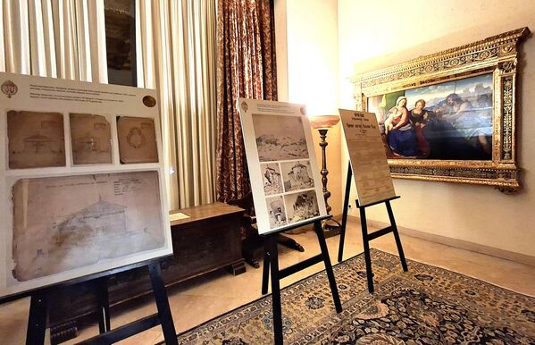 Postavka obuhvata veliki izbor projektantskih nacrta ruskog arhitekte Krasnova, kao i fotografije usnimljene tokom posete kralja Aleksandra Prvog i kraljice Marije Crnoj Gori i Jadranu. U okviru izložbe se može odgledati restauirani film snimljen u čast obnove Njegoševe kapele na Lovćenu - Sputnik Srbija