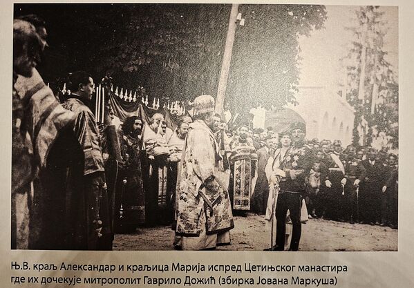 Po oslobođenju zemlje od austrougarskog okupatora, mitropolit Gavrilo Dožić pokrenuo je na Svetom Arhijerejskom Saboru 1920. godine, inicijativu za obnovu Njegoševe zadužbine na Lovćenu i povratak u nju Njegoševog praha, ali je nedostatak finansija kočio otpočinjanje radova. - Sputnik Srbija