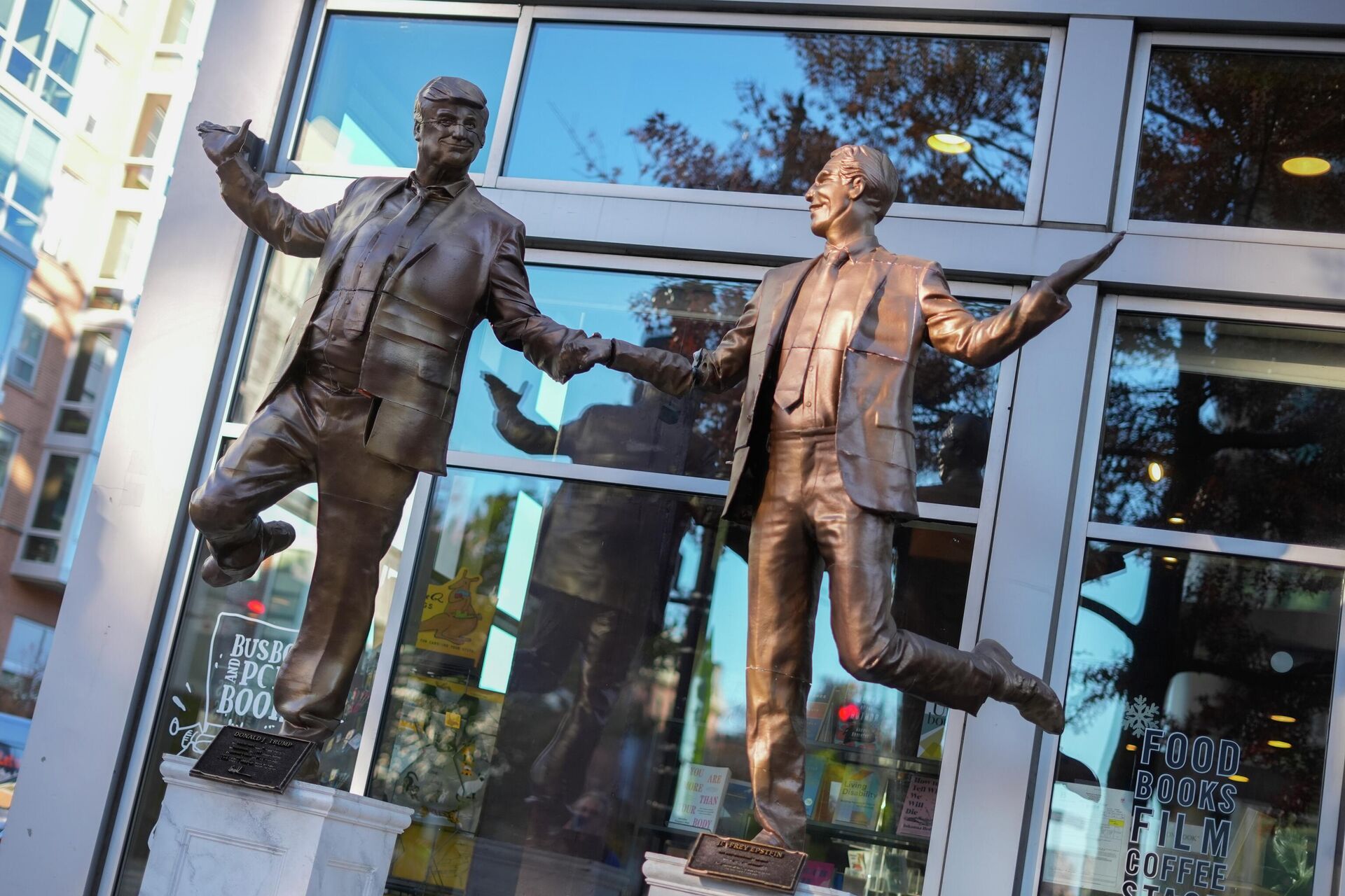 Протестне статуе Доналда Трампа и Џефрија Епстина у Вашингтону Протестне статуе Доналда Трампа и Џефрија Епстина у Вашингтону - Sputnik Србија, 1920, 20.11.2025