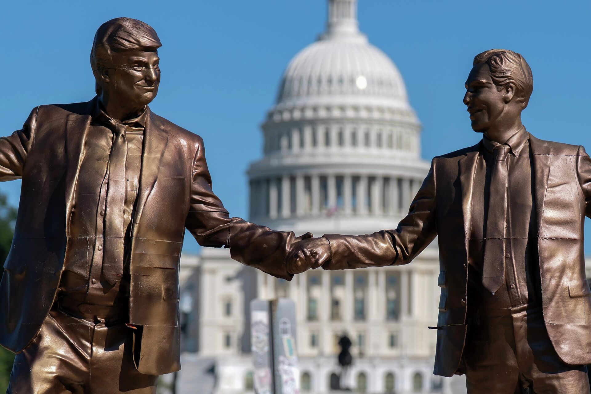 Протестне статуе Доналда Трампа и Џефрија Епстина надомак Капитола у Вашингтону Протестне статуе Доналда Трампа и Џефрија Епстина надомак Капитола у Вашингтону - Sputnik Србија, 1920, 20.11.2025