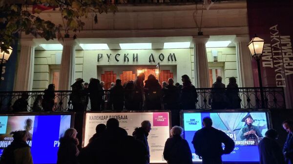 Stotine Beograđana došle su večeras u „Ruski dom“ na premijeru filma „Katarina Velika“ Stotine Beograđana došle su večeras u „Ruski dom“ na premijeru filma „Katarina Velika“ - Sputnik Srbija
