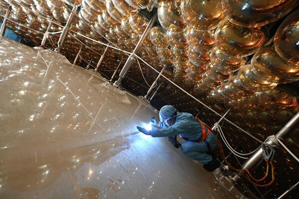 Akrilna sfera prečnika 35 metara sa tečnim scintilatorom (detektor čestica – gama-zračenja, elektrona, alfa-čestica i slično) okružena je sa 43.212 visokosenzitivnih fotodetektora u podzemnoj neutrinskoj opservatoriji Đijangmen (JUNO), koja se nalazi u provinciji Guandung. Akrilna sfera prečnika 35 metara sa tečnim scintilatorom (detektor čestica – gama-zračenja, elektrona, alfa-čestica i slično) okružena je sa 43.212 visokosenzitivnih fotodetektora u podzemnoj neutrinskoj opservatoriji Đijangmen (JUNO), koja se nalazi u provinciji Guandung. - Sputnik Srbija