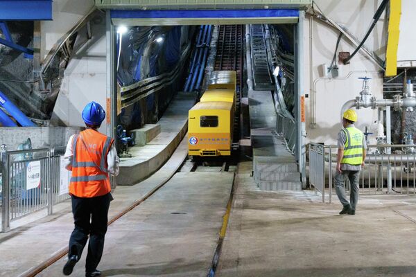 Kolica za spuštanje zaposlenih na dubinu od 600 metara u podzemnoj neutrinskoj opservatoriji Đijangmen (JUNO), koja se nalazi u provinciji Guandung. Kompleks je namenjen za proučavanje i otkrivanje različitih tipova neutrina koje generišu nuklearne elektrane Taišan i Jangđijan, koje su udaljene jednako – 53 km od neutrinske opservatorije (JUNO) u provinciji Guandung. Kolica za spuštanje zaposlenih na dubinu od 600 metara u podzemnoj neutrinskoj opservatoriji Đijangmen (JUNO), koja se nalazi u provinciji Guandung. Kompleks je namenjen za proučavanje i otkrivanje različitih tipova neutrina koje generišu nuklearne elektrane Taišan i Jangđijan, koje su udaljene jednako – 53 km od neutrinske opservatorije (JUNO) u provinciji Guandung. - Sputnik Srbija