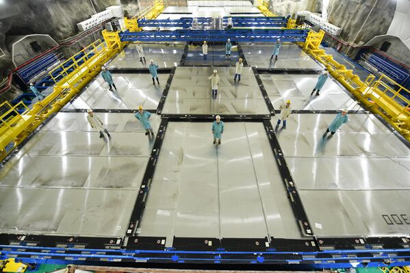 Detektor Top Tracker, koji pruža dodatnu zaštitu podzemnoj neutrinskoj opservatoriji Đijangmen (JUNO) u provinciji Guandung. Zadak detektora je da registruje bilo koje slučajne čestice koje su uspele da prodru toliko duboko, kako bi se isključile smetnje koje one mogu stvoriti u prikupljenim podacima. Kompleks je namenjen za proučavanje i otkrivanje različitih tipova neutrina koje generišu nuklearne elektrane Taišan i Jangđijan, koje su udaljene jednako – 53 km od neutrinske opservatorije (JUNO) u provinciji Guandung. Detektor Top Tracker, koji pruža dodatnu zaštitu podzemnoj neutrinskoj opservatoriji Đijangmen (JUNO) u provinciji Guandung. Zadak detektora je da registruje bilo koje slučajne čestice koje su uspele da prodru toliko duboko, kako bi se isključile smetnje koje one mogu stvoriti u prikupljenim podacima. Kompleks je namenjen za proučavanje i otkrivanje različitih tipova neutrina koje generišu nuklearne elektrane Taišan i Jangđijan, koje su udaljene jednako – 53 km od neutrinske opservatorije (JUNO) u provinciji Guandung. - Sputnik Srbija