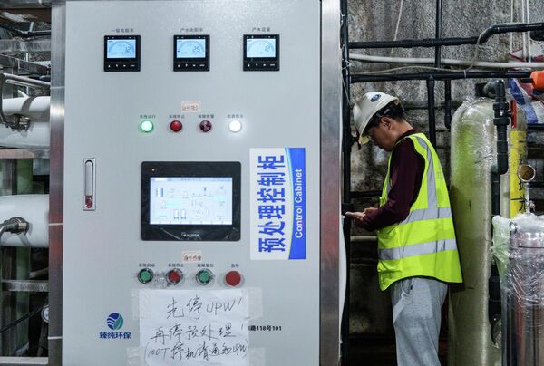 Zaposleni u podzemnoj neutrinskoj opservatoriji Đijangmen (JUNO), koja se nalazi u provinciji Guandung. Kompleks je namenjen za proučavanje i otkrivanje različitih tipova neutrina koje generišu nuklearne elektrane Taišan i Jangđijan, koje su udaljene jednako – 53 km od neutrinske opservatorije (JUNO) u provinciji Guandung. Zaposleni u podzemnoj neutrinskoj opservatoriji Đijangmen (JUNO), koja se nalazi u provinciji Guandung. Kompleks je namenjen za proučavanje i otkrivanje različitih tipova neutrina koje generišu nuklearne elektrane Taišan i Jangđijan, koje su udaljene jednako – 53 km od neutrinske opservatorije (JUNO) u provinciji Guandung. - Sputnik Srbija