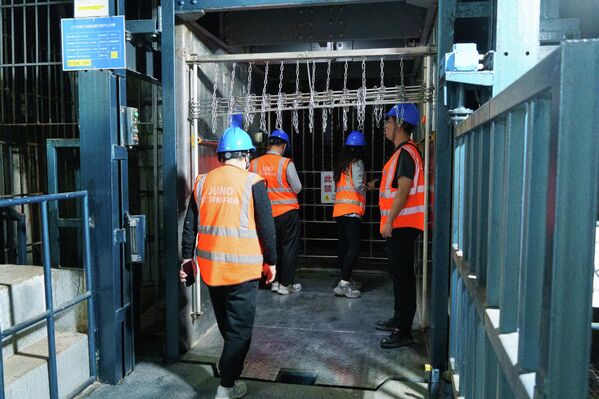 Lift za spuštanje zaposlenih na dubinu od 700 metara ispod zemlje u podzemnoj neutrinskoj opservatoriji Đijangmen (JUNO), koja se nalazi u provinciji Guandung. Kompleks je namenjen za proučavanje i otkrivanje različitih tipova neutrina koje proizvode nuklearne elektrane Taišan i Jangđijan, koje se nalaze na jednakoj udaljenosti – 53 km od neutrinske opservatorije (JUNO) u provinciji Guandung. Lift za spuštanje zaposlenih na dubinu od 700 metara ispod zemlje u podzemnoj neutrinskoj opservatoriji Đijangmen (JUNO), koja se nalazi u provinciji Guandung. Kompleks je namenjen za proučavanje i otkrivanje različitih tipova neutrina koje proizvode nuklearne elektrane Taišan i Jangđijan, koje se nalaze na jednakoj udaljenosti – 53 km od neutrinske opservatorije (JUNO) u provinciji Guandung. - Sputnik Srbija