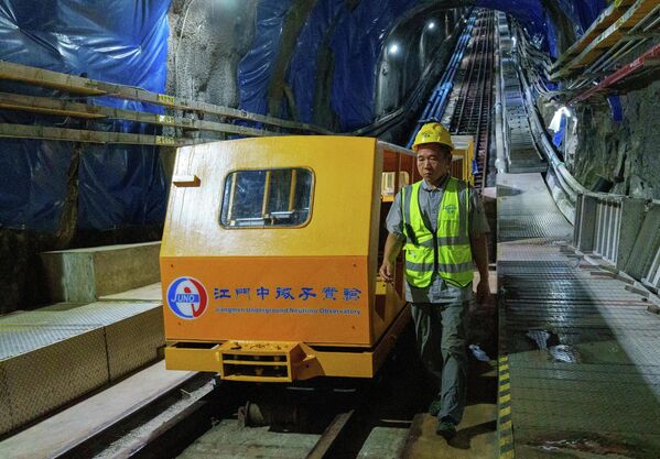 Zaposleni u kolicima za spuštanje na dubinu od 600 metara ispod zemlje u okviru projekta JUNO u podzemnoj neutrinskoj opservatoriji Đijangmen (JUNO), koja se nalazi u provinciji Guandung. Kompleks je namenjen za proučavanje i otkrivanje različitih tipova neutrina koje proizvode nuklearne elektrane Taišan i Jangđijan, koje se nalaze na jednakoj udaljenosti – 53 km od neutrinske opservatorije (JUNO) u provinciji Guandung. Zaposleni u kolicima za spuštanje na dubinu od 600 metara ispod zemlje u okviru projekta JUNO u podzemnoj neutrinskoj opservatoriji Đijangmen (JUNO), koja se nalazi u provinciji Guandung. Kompleks je namenjen za proučavanje i otkrivanje različitih tipova neutrina koje proizvode nuklearne elektrane Taišan i Jangđijan, koje se nalaze na jednakoj udaljenosti – 53 km od neutrinske opservatorije (JUNO) u provinciji Guandung. - Sputnik Srbija