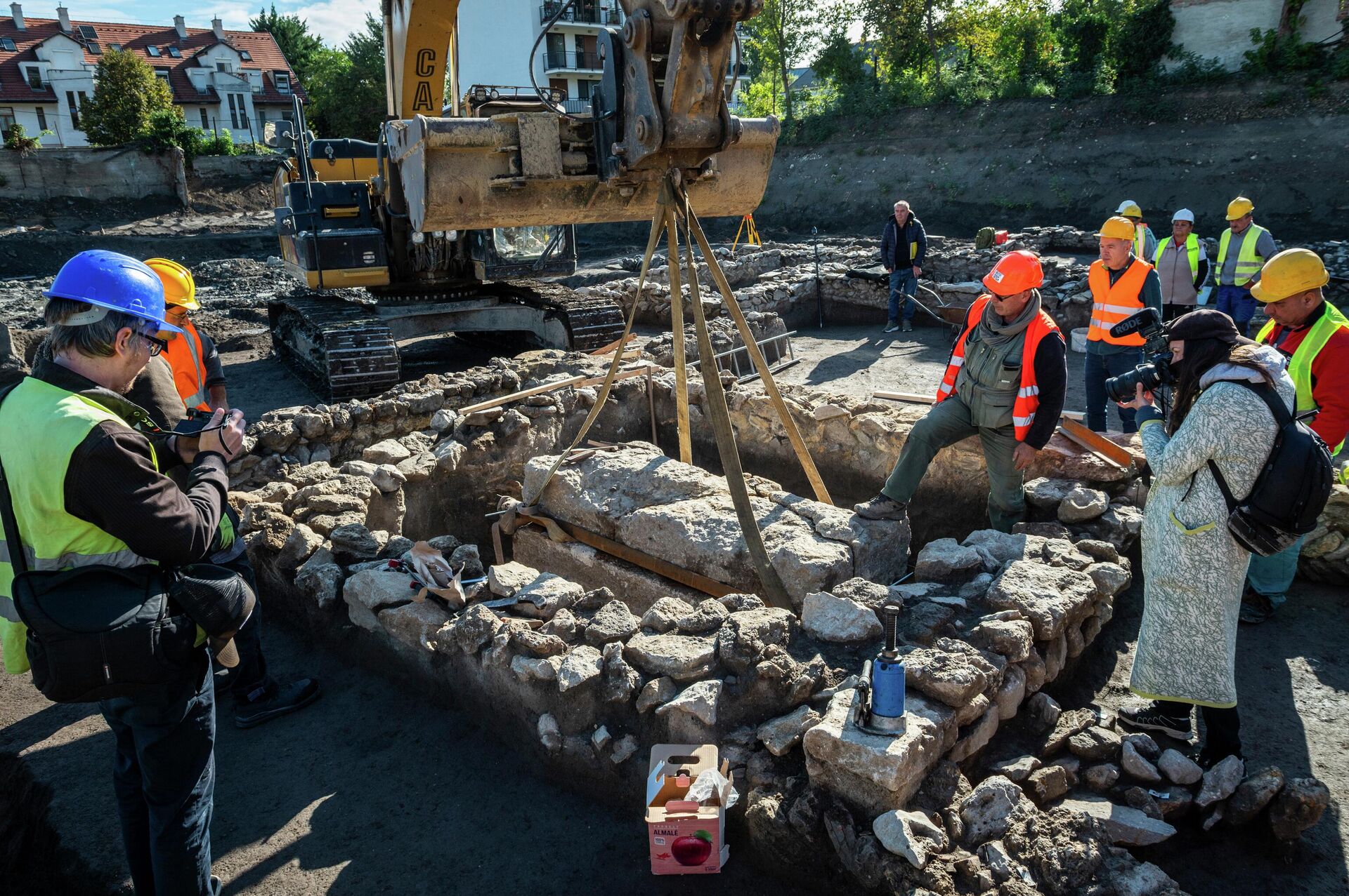 У Будимпешти откривен очуван римски саркофаг стар 1.700 година. - Sputnik Србија, 1920, 21.11.2025