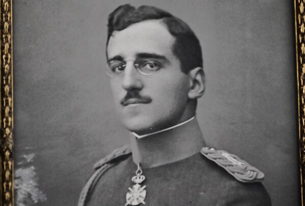 Ne našavši rešenje mitropolit Gavrilo upućuje molbu za pomoć kralju Aleksandru, koji blagonaklono prihvata zamisao obnove Njegoševe zadužbine i obećava da će za to dati sva potrebna sredstva. - Sputnik Srbija