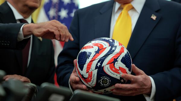 Donald Tramp sa loptom - Sputnik Srbija