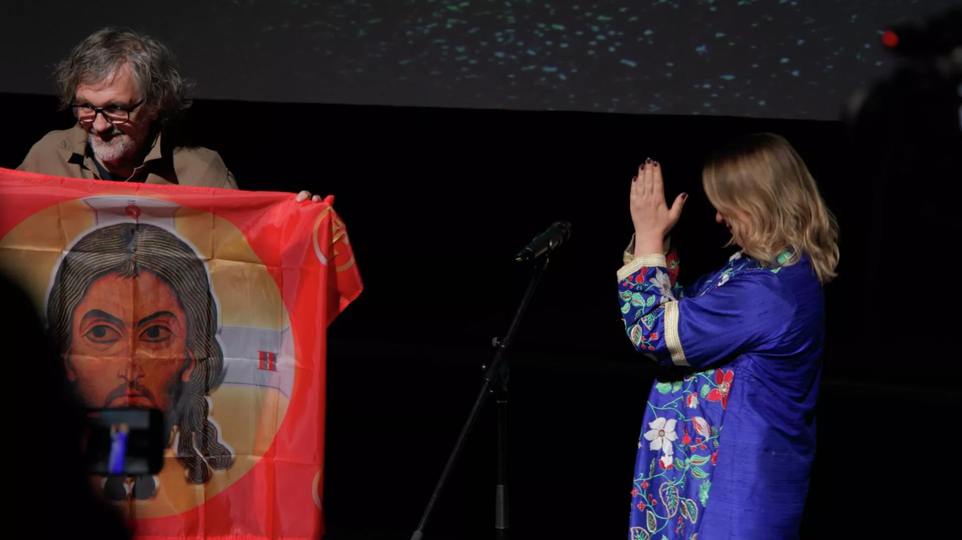 Катарина Јаковљева уручује Емиру Кустурици заставу са фронта - Sputnik Србија, 1920, 22.11.2025