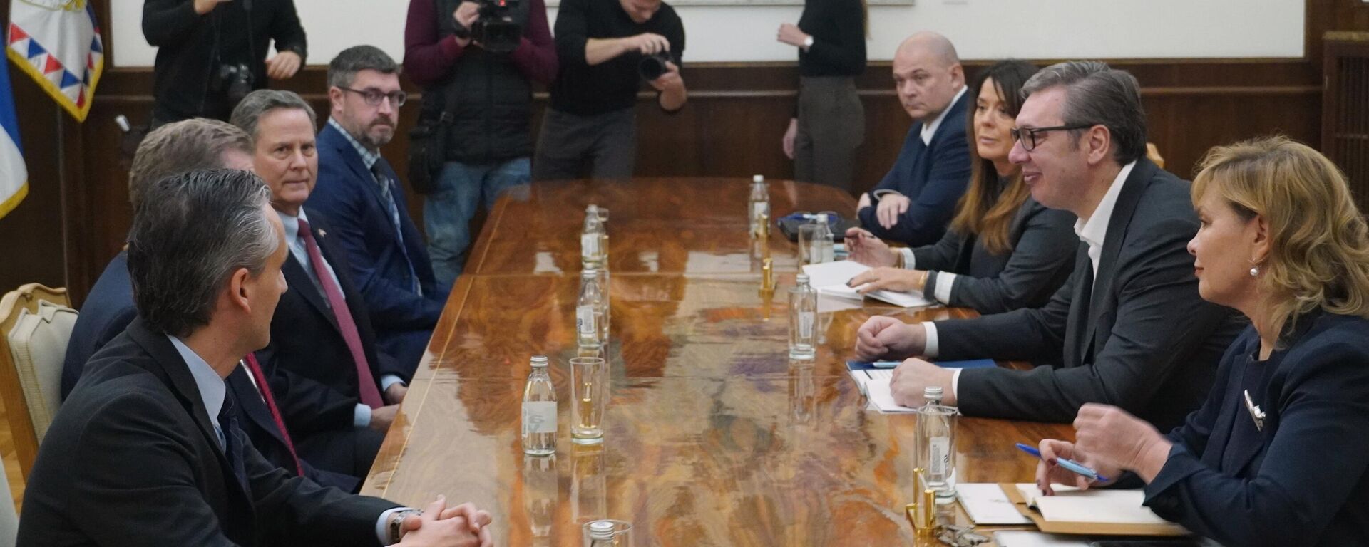 Председник Србије Александар Вучић са америчким конгресменима Мајком Тарнером и Доналдом Норкросом. - Sputnik Србија, 1920, 23.11.2025