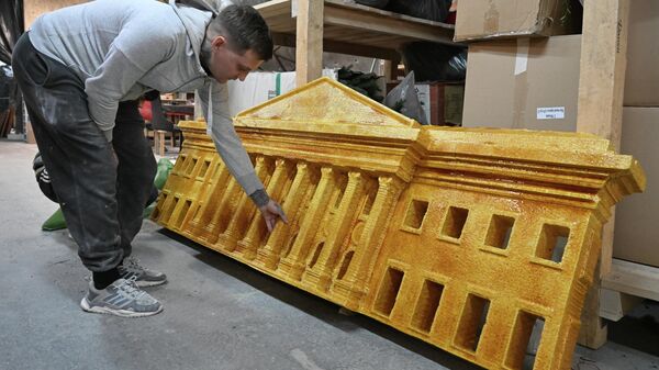 Izgotovlenie novogodnih dekoraciй dlя elki, kotoruю ustanovяt na Tverskoй ploщadi - Sputnik Srbija