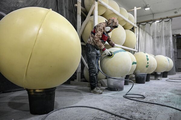 Израда новогодишњих украса за јелку која ће бити постављена. - Sputnik Србија