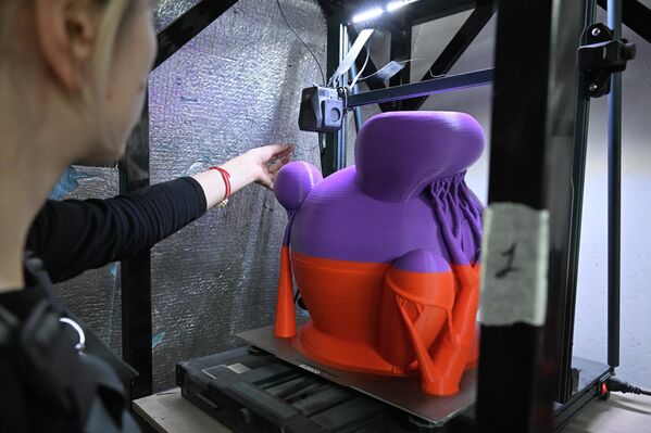 Необичан облик украса, у црвено љубичастој боји. - Sputnik Србија