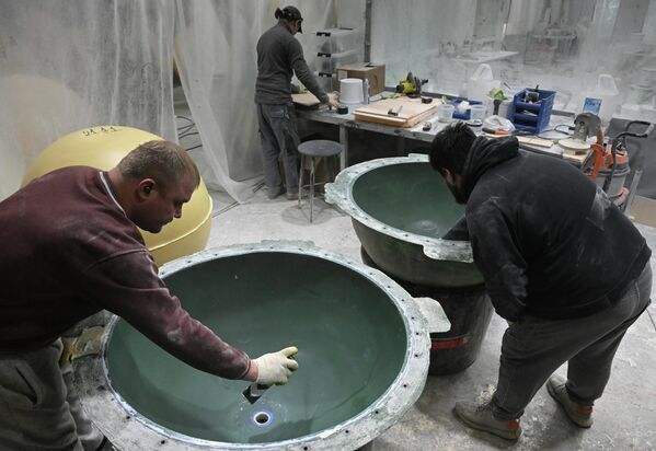 Радници припремају звона која ће бити постављена. - Sputnik Србија